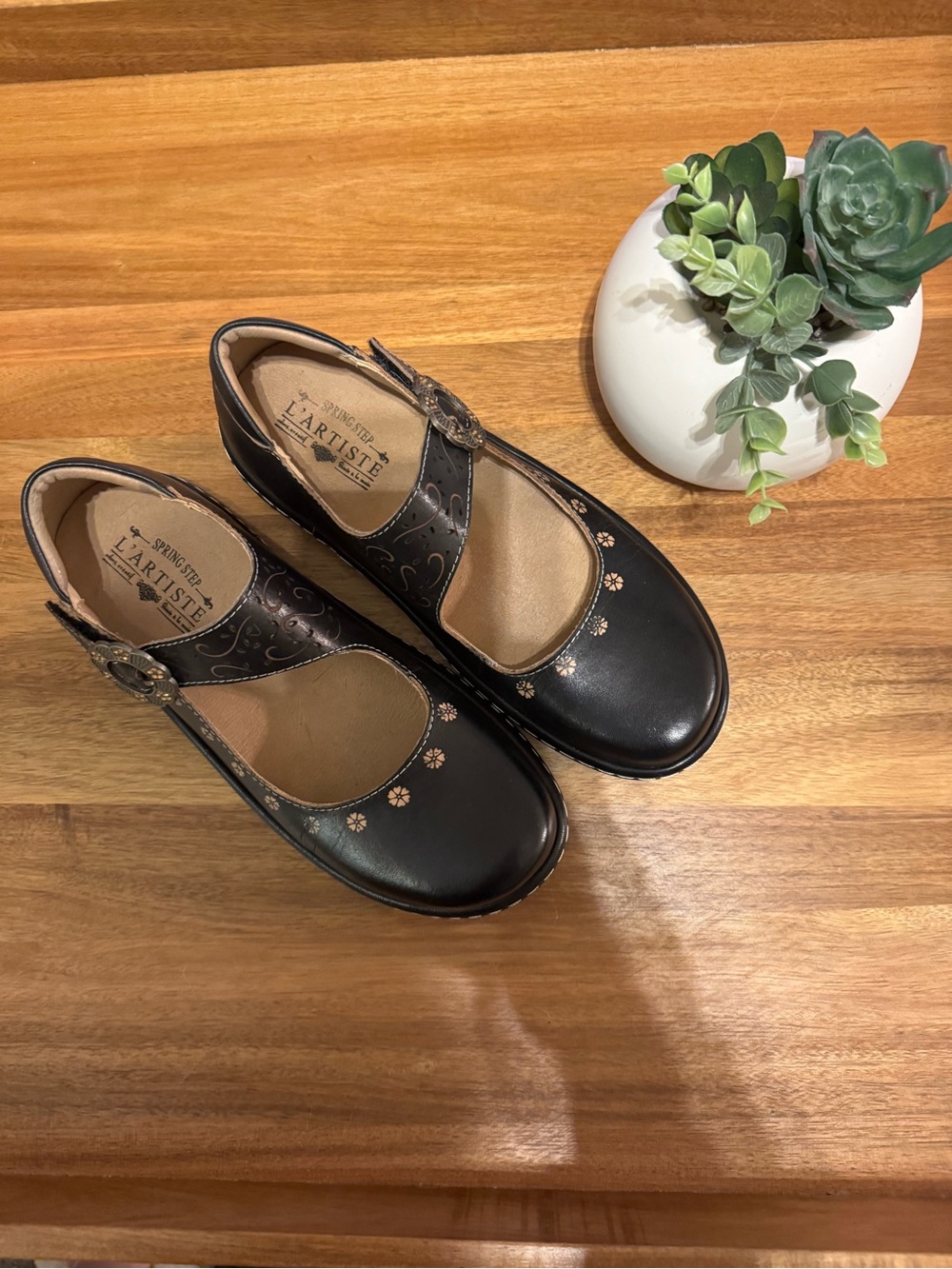 L'Artiste Black Mary Jane Floral Accent Flats